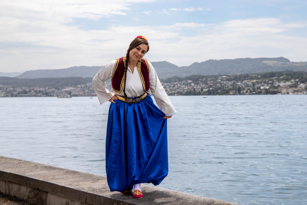 Frau in Tracht am Seeufer