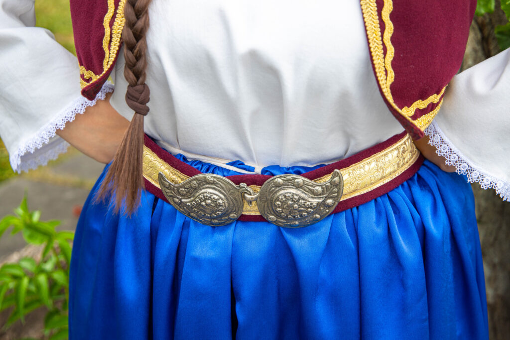 Traditionelle Tracht mit blauem Rock und Silbergürtel